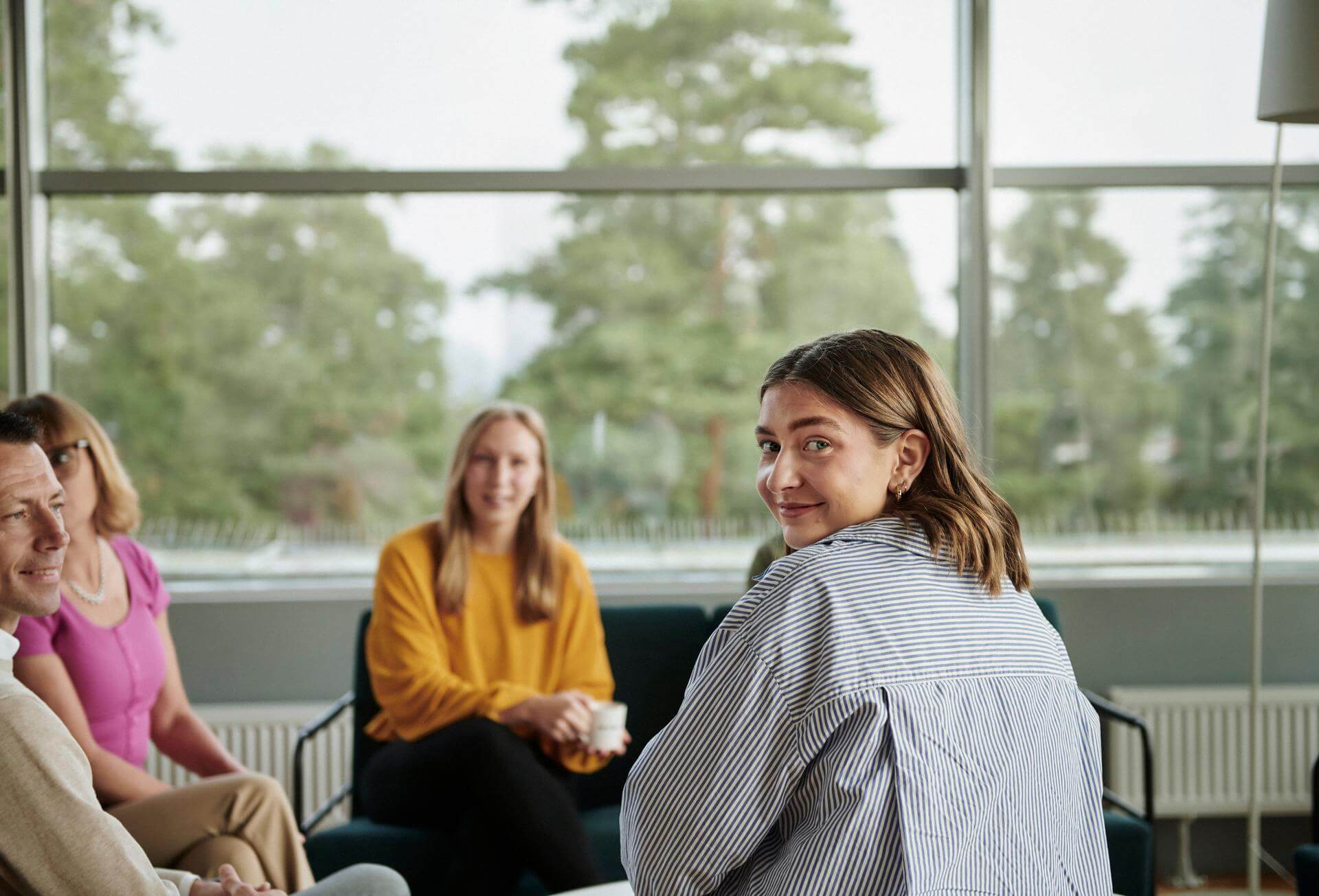 personer vid fönster