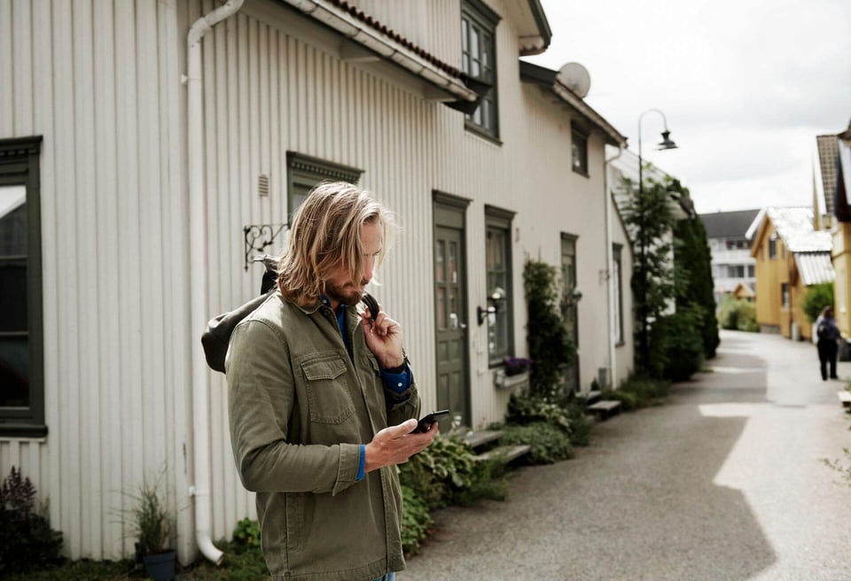 man utanför hus