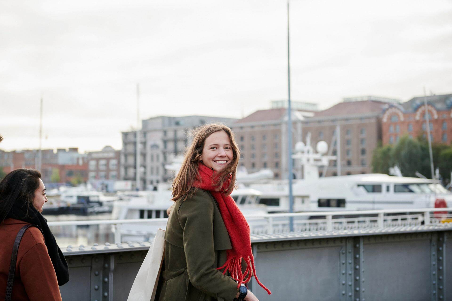 kvinna som ler
