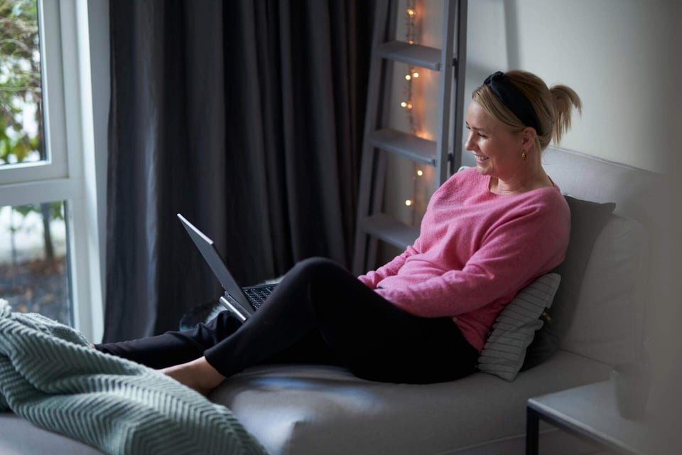 kvinna med dator